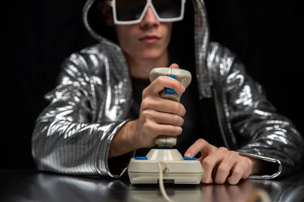 Joven jugando videojuego — Foto de Stock