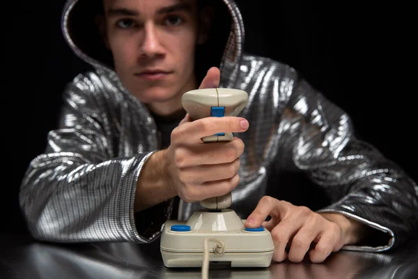 Jovem jogando videogame — Fotografia de Stock