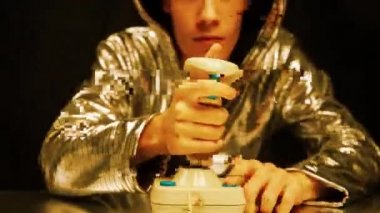 Video oyunu oynayan genç adam