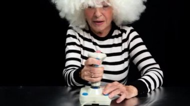Oyun büyükannesi joystick kullanıyor.