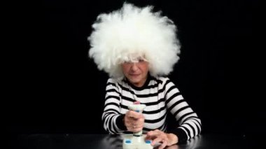 Oyun büyükannesi joystick kullanıyor.