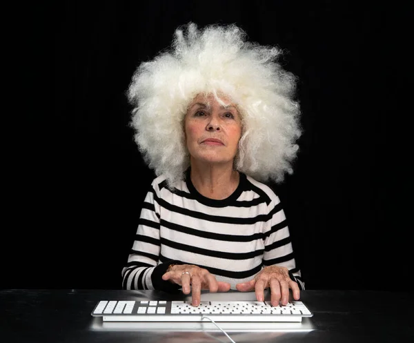 컴퓨터 키보드로 타자를 치는 할머니 — 스톡 사진