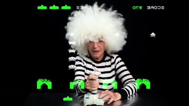 Gioco nonna utilizzando joystick — Video Stock