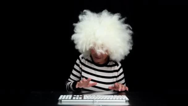 Mormor skriva på dator tangentbord — Stockvideo