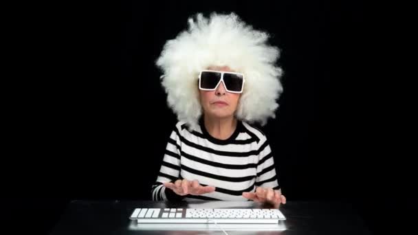 Granny digitação no teclado do computador — Vídeo de Stock