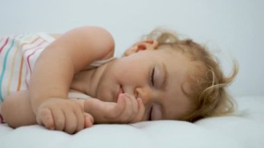 Genç kız uzanmış kestiriyor.