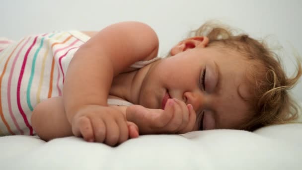 Fiatal lány lefeküdt aludni. — Stock videók