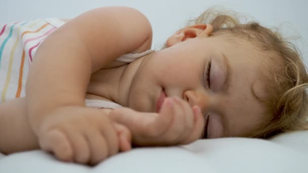 Jeune fille couchée pour une sieste — Video