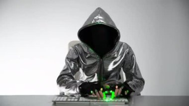 Gümüş ceketli bilgisayar korsanı.