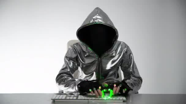 Компьютерный хакер в серебряной куртке — стоковое видео