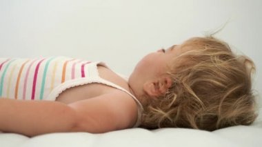 Genç kız uzanmış kestiriyor.