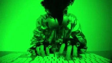 Gümüş ceketli bilgisayar korsanı.