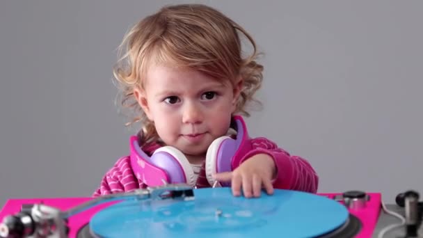 Menina bebê usando fones de ouvido com gravador — Vídeo de Stock