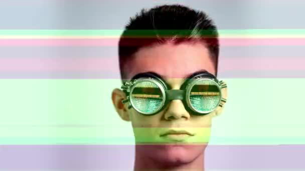 年轻男子戴着电视屏幕护目镜 — 图库视频影像