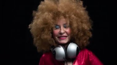 Son sınıf öğrencisi, kulaklıkla diskoda dans ediyor.