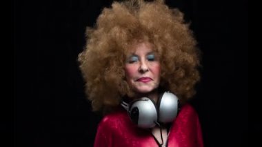 Son sınıf öğrencisi, kulaklıkla diskoda dans ediyor.