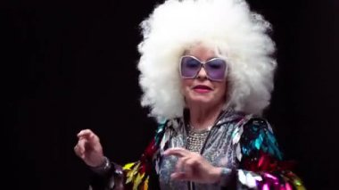 Son sınıf öğrencisi, kulaklıkla diskoda dans ediyor.