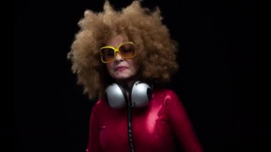 Son sınıf öğrencisi, kulaklıkla diskoda dans ediyor.