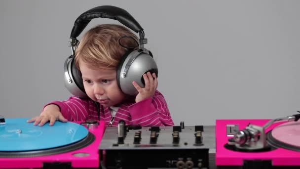 Κοριτσάκι φορώντας ακουστικά με πικάπ — Αρχείο Βίντεο