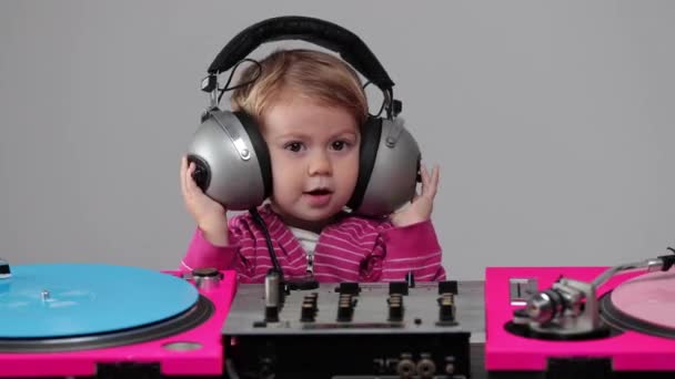 Niña usando auriculares con reproductor de discos — Vídeos de Stock