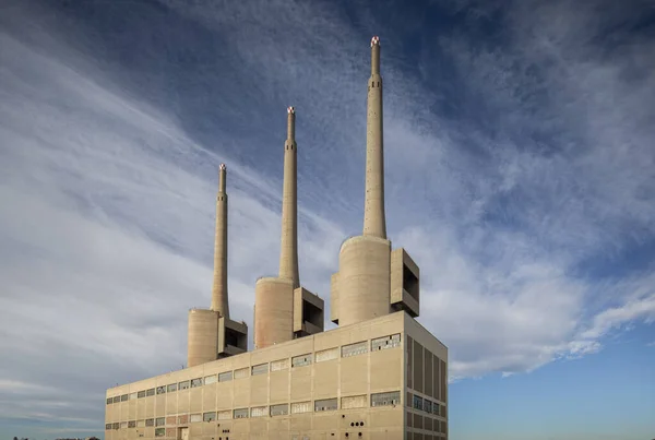 Tres chimeneas abandonaron central eléctrica en barcelona — Foto de Stock