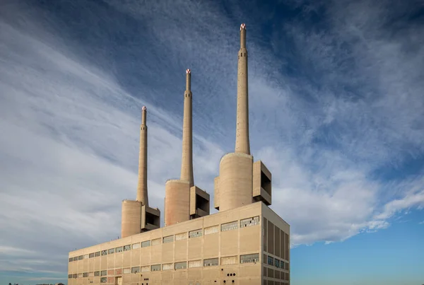 Tres chimeneas abandonaron central eléctrica en barcelona Imagen De Stock