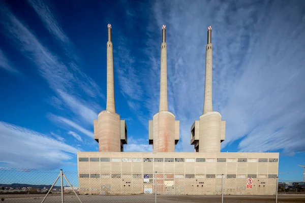 Drei Schornsteine stillgelegtes Kraftwerk in Barcelona lizenzfreie Stockbilder