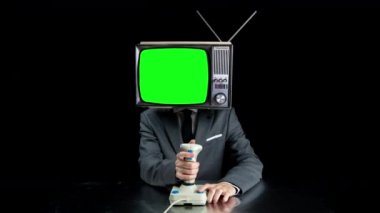 Kafasında TV olan adam video oyunları oynuyor