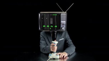 Kafasında TV olan adam video oyunları oynuyor