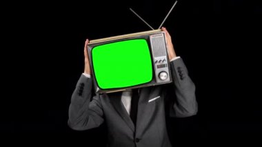 Kafasında TV olan takım elbiseli bir adam.