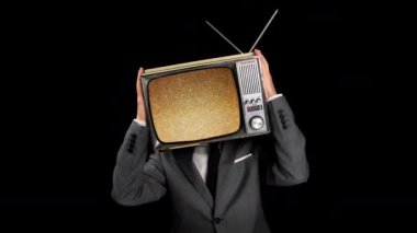 Kafasında TV olan takım elbiseli bir adam.