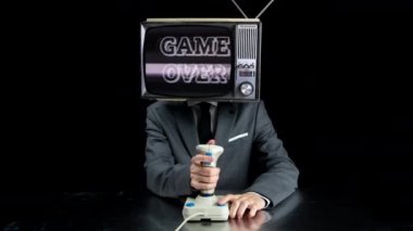 Kafasında TV olan adam video oyunları oynuyor