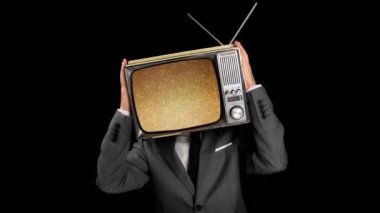 Kafasında TV olan takım elbiseli bir adam.