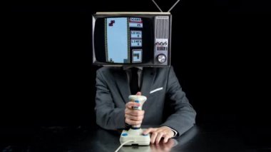 Kafasında TV olan adam video oyunları oynuyor