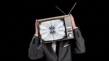 Kafasında TV olan takım elbiseli bir adam.