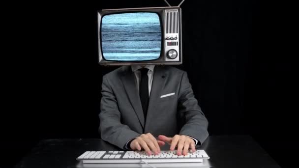 Man typen met TV op hoofd tonen glitch en disortion op het scherm — Stockvideo