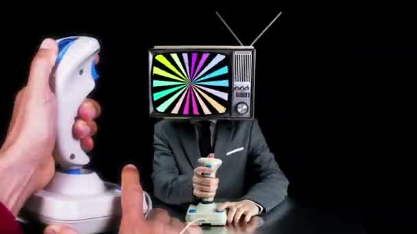 Человек с телевизором на голове играет в видеоигры — стоковое видео