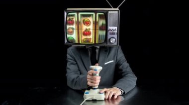 Kafasında TV olan adam video oyunları oynuyor