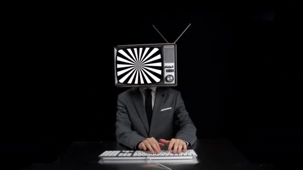 Man typen met TV op hoofd toont hypnotiserend patroon op het scherm — Stockvideo