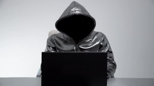 Computerhacker in silberner Jacke — Stockvideo