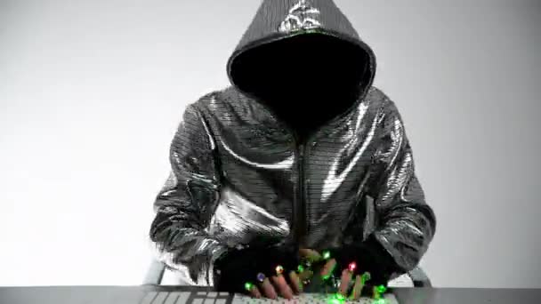 Computerhacker in silberner Jacke — Stockvideo