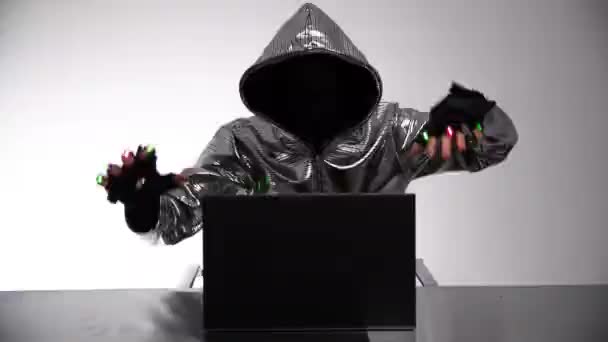 Computerhacker in silberner Jacke — Stockvideo