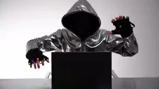 Computerhacker in silberner Jacke — Stockvideo