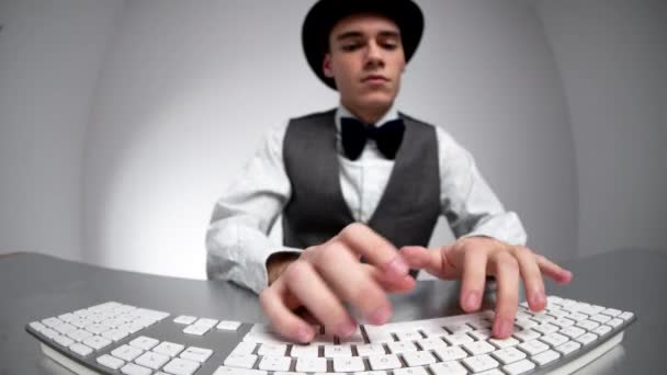 Empresario escribiendo en el teclado de la computadora — Vídeos de Stock