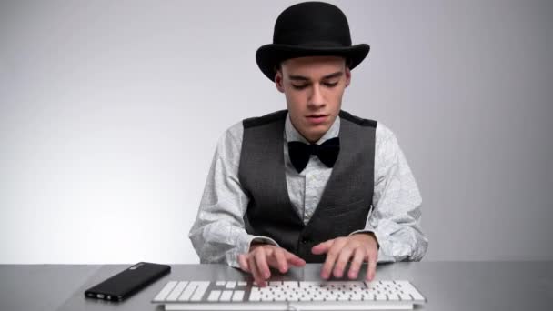 Empresario escribiendo en el teclado de la computadora — Vídeos de Stock