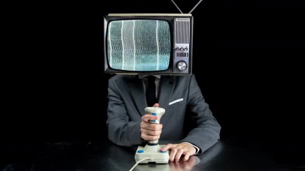 Чоловік з телевізором на голові грає у відеоігри — стокове відео