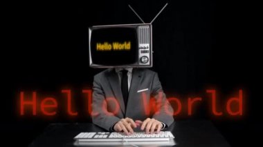 Kafasında TV olan bir adam ve merhaba mesajı.