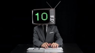 Kafasında TV olan ve ekranda rakamları gösteren bir adam. 