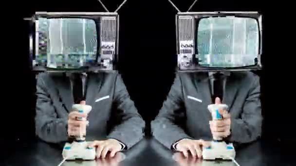 Mann mit Fernseher am Kopf spielt Videospiele — Stockvideo