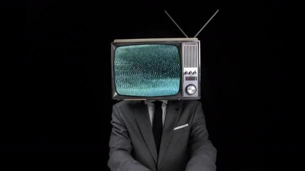 画面上のグリッチと歪みを示す頭の上にテレビで入力する男 — ストック動画